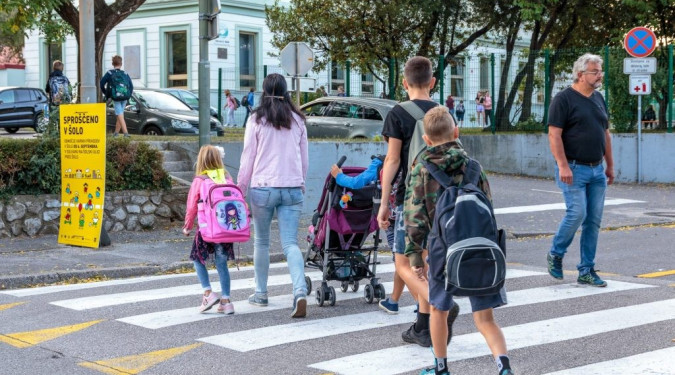 VABILO: Občinam in osnovnim šolam bo IPoP v novem šolskem letu pomagal z znanjem in s sredstvi uvesti ukrep šolska ulica – območje varnih prihodov v šolo