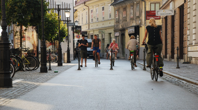 Ali projektiramo/gradimo kakovostno infrastrukturo za pešce in kolesarje?
