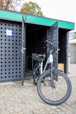 Tvoje kolo na varnem, tvoja pot brez skrbi - nadgrajena kolesarnica na železniški p...