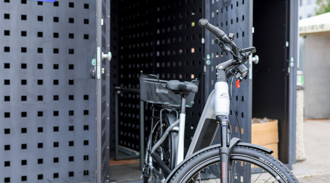 Tvoje kolo na varnem, tvoja pot brez skrbi - nadgrajena kolesarnica na železniški postaji Grosuplje